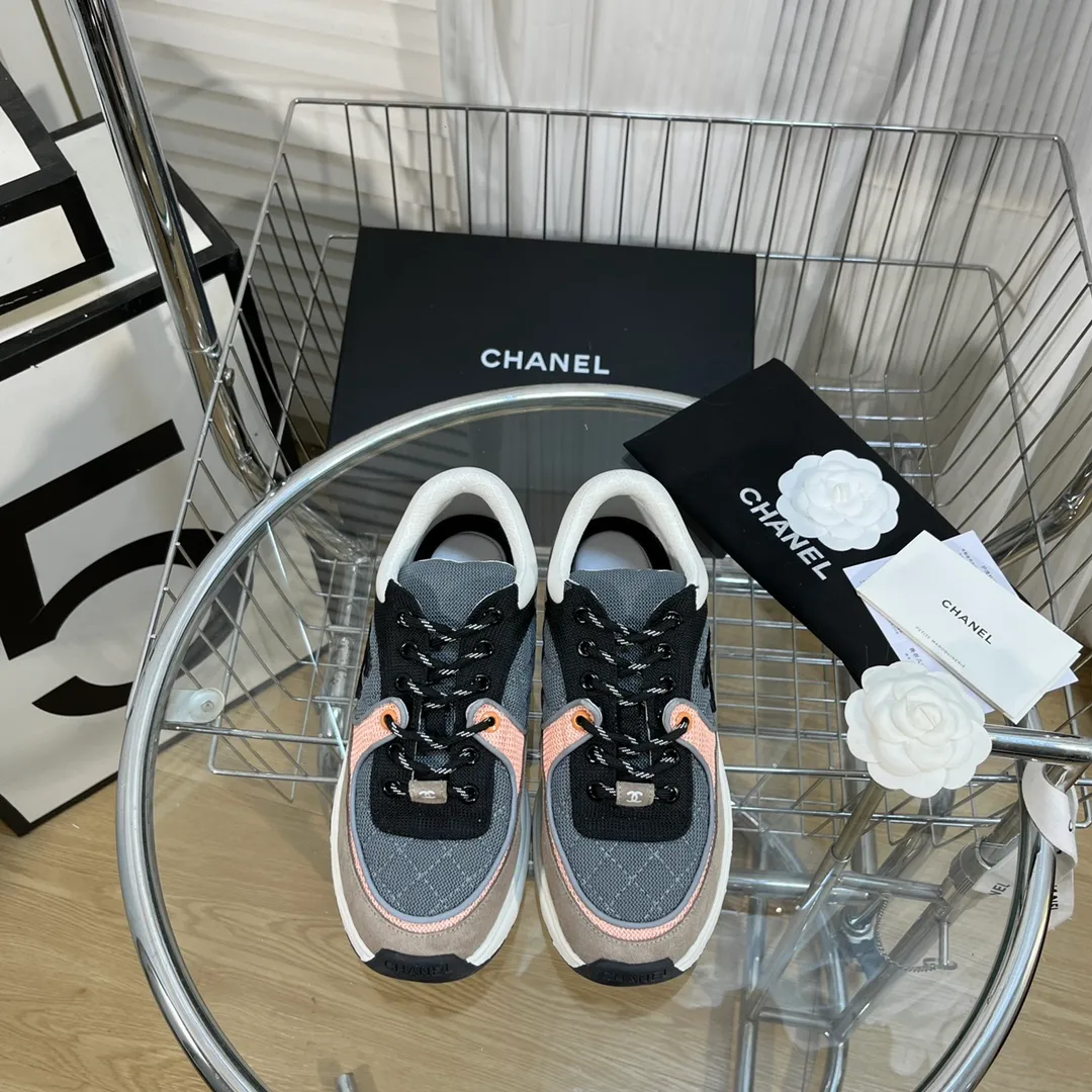 👟👟Ex-factory price 560👟👟 Chanel Chanel - 2022 counter top casual sports shoes This classic design; the upper is electro-embroidered with a variety of techniques; the outsole is fashionable and sporty; it is unusual to incorporate a variety of color matching elements... The diversified mix and match is very good-looking and versatile, casual, fashionable, sports and outdoor can be taken into account... ꫛꫀꪝ Go➫ Material: ❶Upper is made of: Original imported high mercerized smooth cow suede + electric embroidery technology + imported breathable mesh ❷Inner use: original imported breathable mesh ❸Outsole based on: original TPU combination outsole Counter boutique packaging complete set for women 35–42 men 38–46